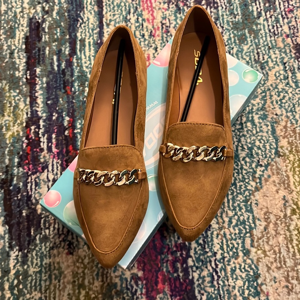 NWT Camel loafer flats with gold chain - 7.5